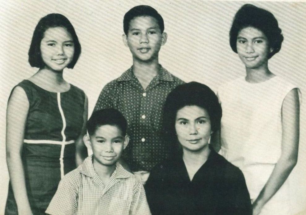 Potret keluarga hitam putih tahun 1963: Dora Marie Sigar duduk dikelilingi keempat anaknya, Prabowo Subianto berdiri di tengah.