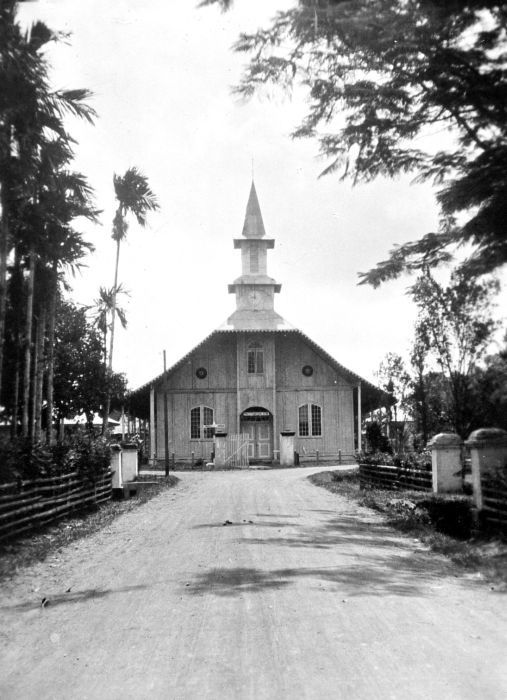 Gereja Protestan beratap tinggi di Langoan dalam foto hitam putih awal abad kedua puluh.