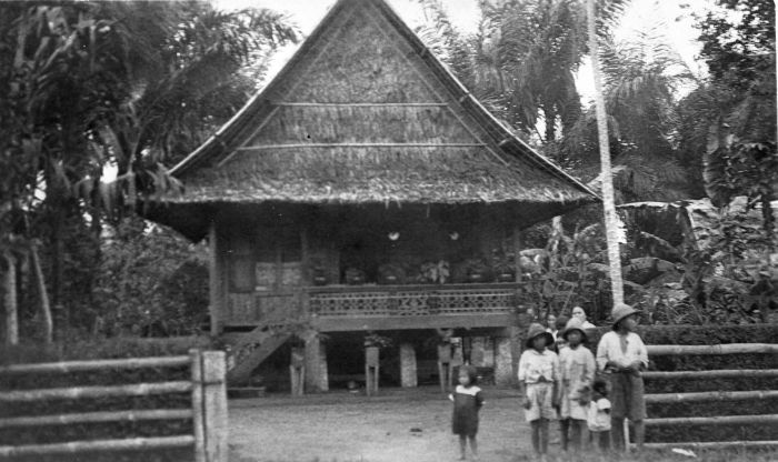 Rumah panggung tradisional di Langowan, 1924.